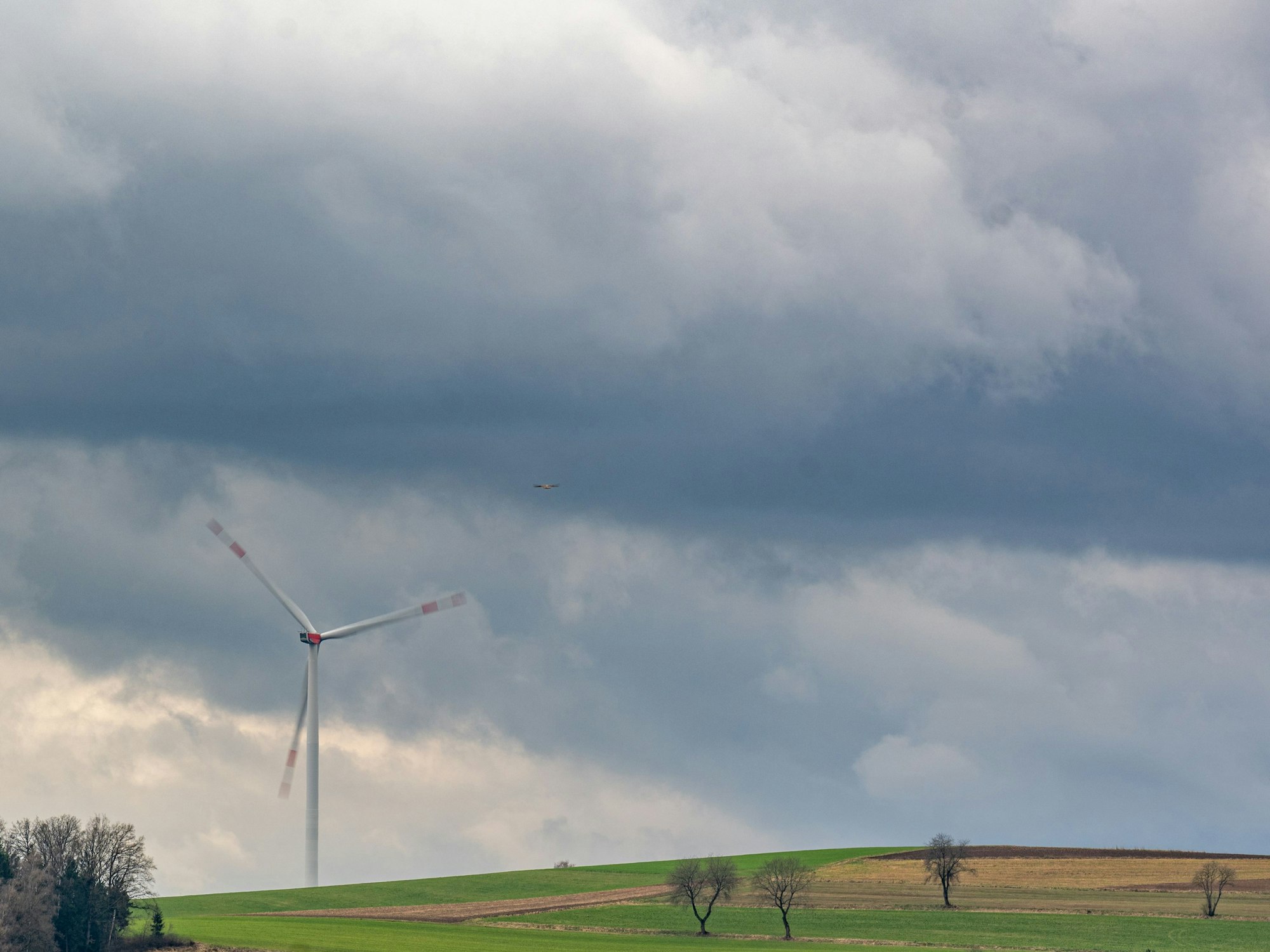 In Zukunft sollen nicht mehr nur noch Windräder zur Energiegewinnung eingesetzt werden. Das Symbolbild ist vom 6. April 2022 zeigt eine Windkraftanlage.
