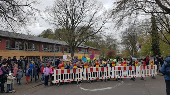 Die Kinder der Maria-Montessori-Grundschule Am Pistorhof demonstrieren für einen sicheren Schulweg. Die Straße soll dauerhaft gesperrt werden.
