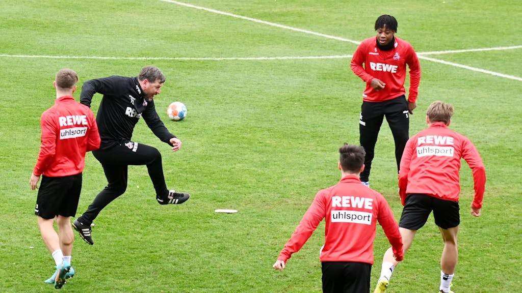 Trainer Steffen Baumgart mischt mit beim „Sechs gegen zwei“.