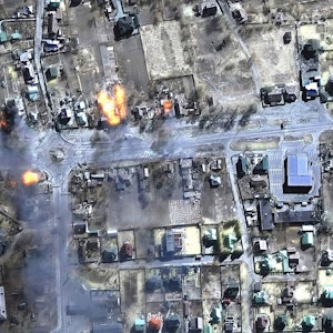 Satellitenbilder zeigen Zerstörungen und Brände in einem Wohngebiet in Tschernihiw, Ukraine.