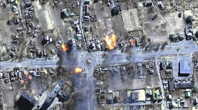 Satellitenbilder zeigen Zerstörungen und Brände in einem Wohngebiet in Tschernihiw, Ukraine.
