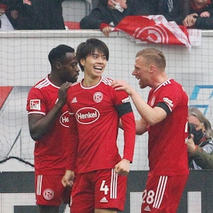 Fortuna Düsseldorf bejubelt im Spiel der 2. Bundesliga gegen Hansa Rostock das Tor von Ao Tanaka.