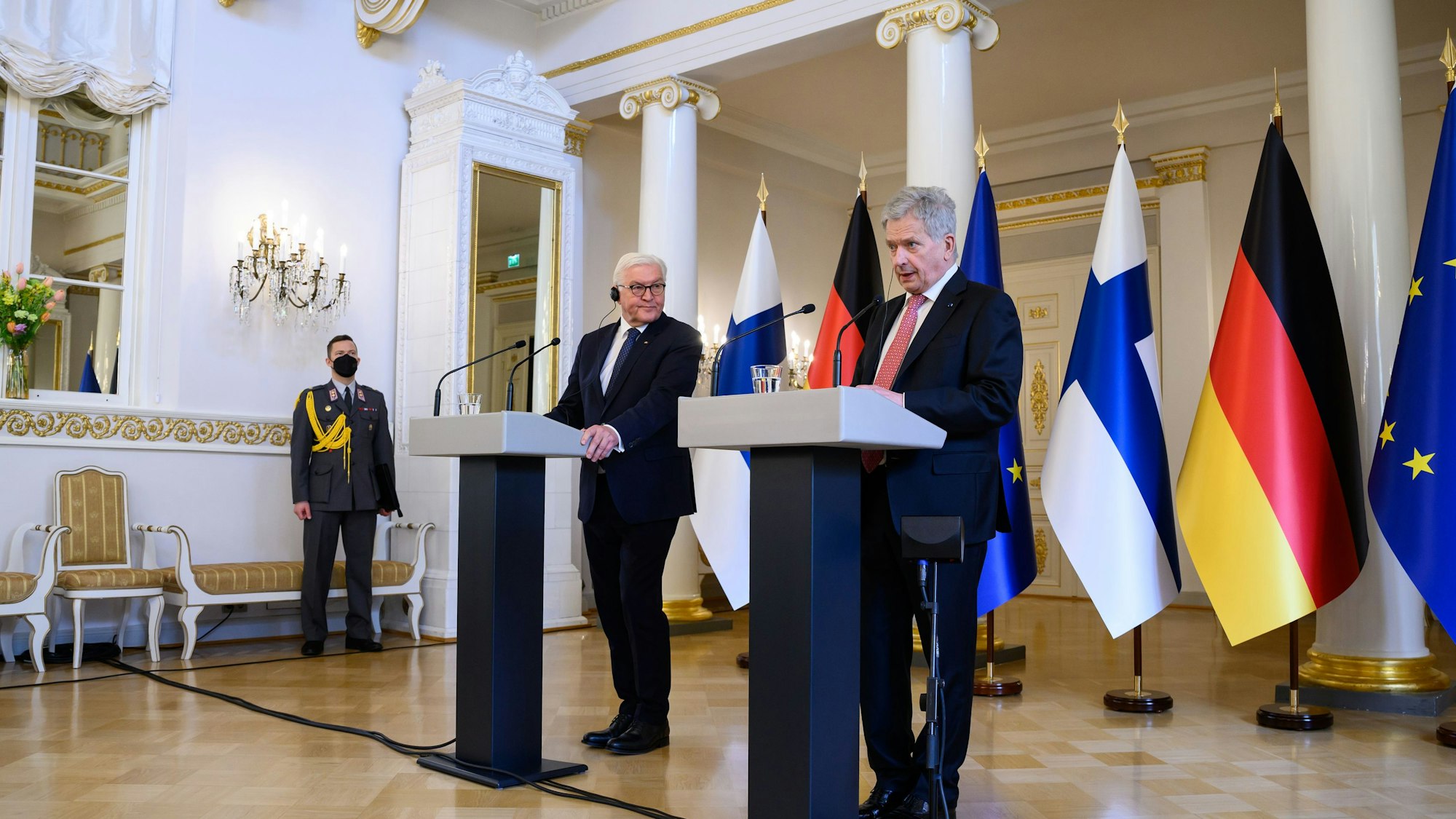 Bundespräsident Steinmeier am 8. April 2022 in Helsinki um die Unterstützung Deutschlands für den NATO-Beitritt von Finnland zu signalisieren.