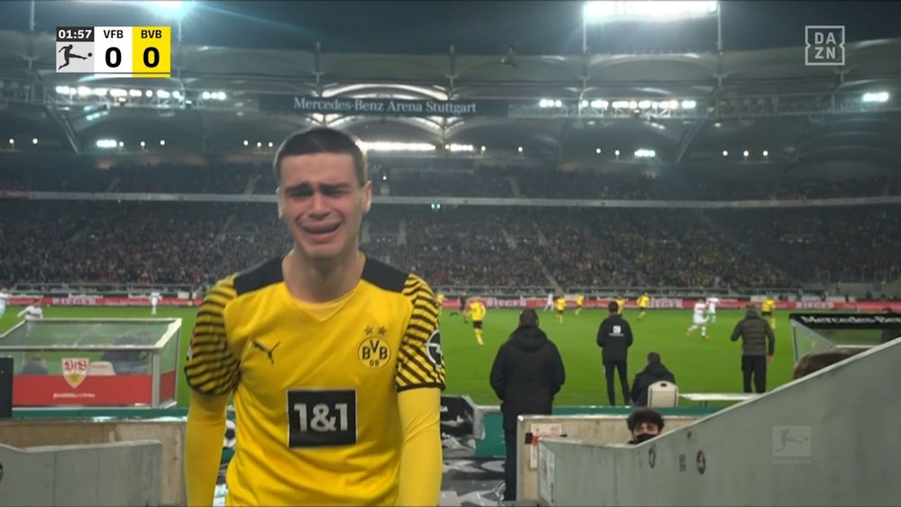 Giovanni Reyna verlässt nach seiner verletzungsbedingten Auswechslung in der 2. Spielminute unter Tränen den Rasen beim Spiel VfB Stuttgart - Borussia Dortmund.