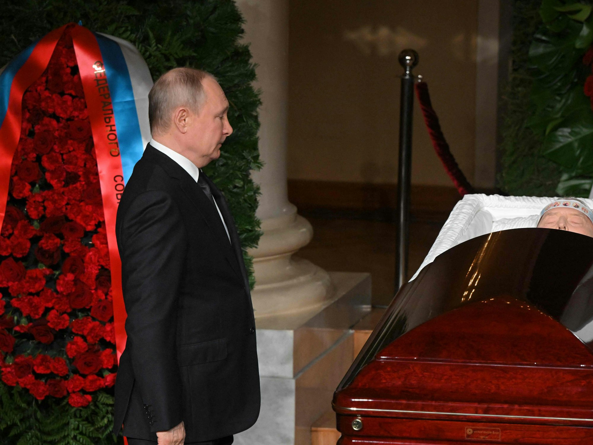 Wladimir Putin inszeniert sich am 8. April 2022 bei der Trauerfeier am offenen Sarg des russischen Politikers Wladimir Schirinowski in Moskau.