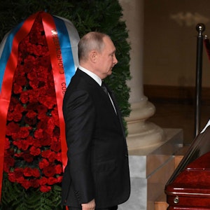 Wladimir Putin inszeniert sich am 8. April 2022 bei der Trauerfeier am offenen Sarg des russischen Politikers Wladimir Schirinowski in Moskau.
