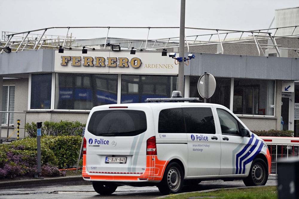 Ein Polizeifahrzeug steht vor der Ferrero-Fabrik.