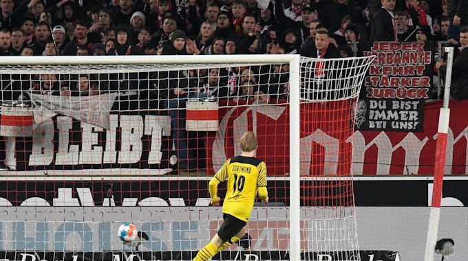 Julian Brandt trifft für Borussia Dortmund gegen den VfB Stuttgart.