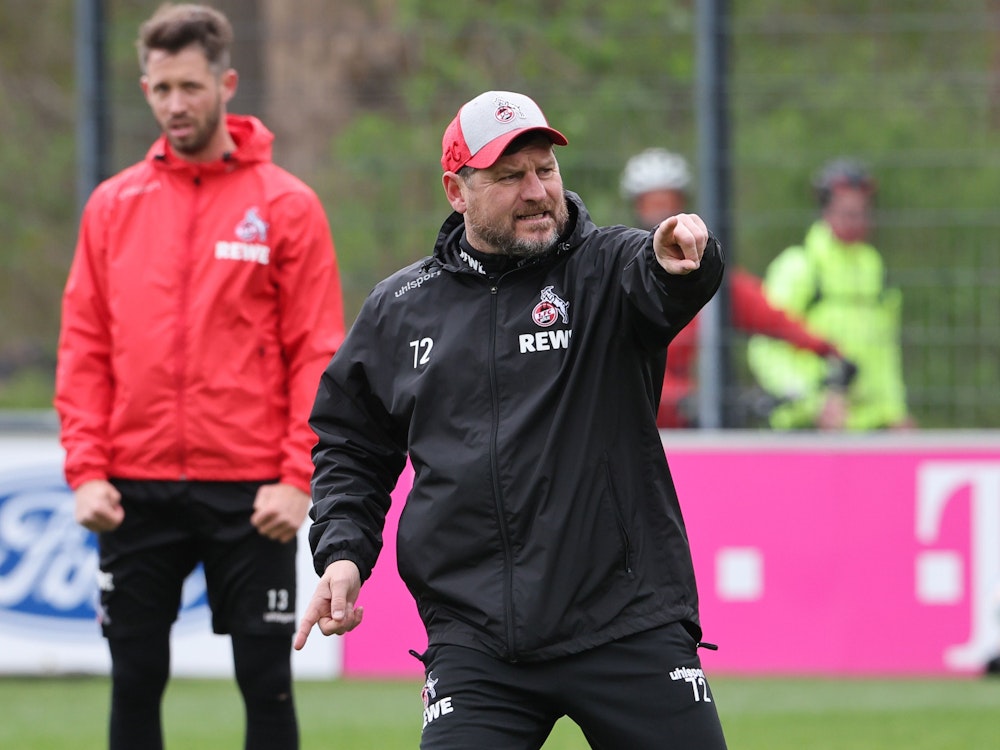 Steffen Baumgart vom 1. FC Köln gibt Trainings-Kommandos.