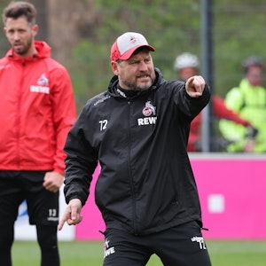 Steffen Baumgart vom 1. FC Köln gibt Trainings-Kommandos.