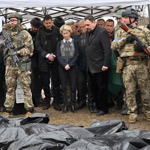 Ursula von der Leyen (Mitte) in einem Moment der Andacht. Die EU-Kommissionspräsidentin ist die erste westliche Spitzenpolitikerin, die sich ein Bild vom Grauen in Butscha macht. Das Foto vom 8. April 2022 zeigt sie an einem Massengrab.