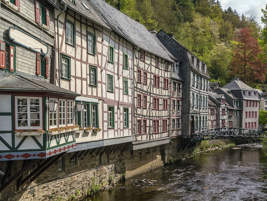 Zu den romantischen Orten in NRW zählt Monschau mit seinen malerischen Fachwerkhäusern.