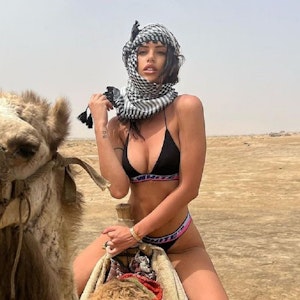 Antonella Fiordelisi posiert für einen Schnappschuss mit einem Kamel