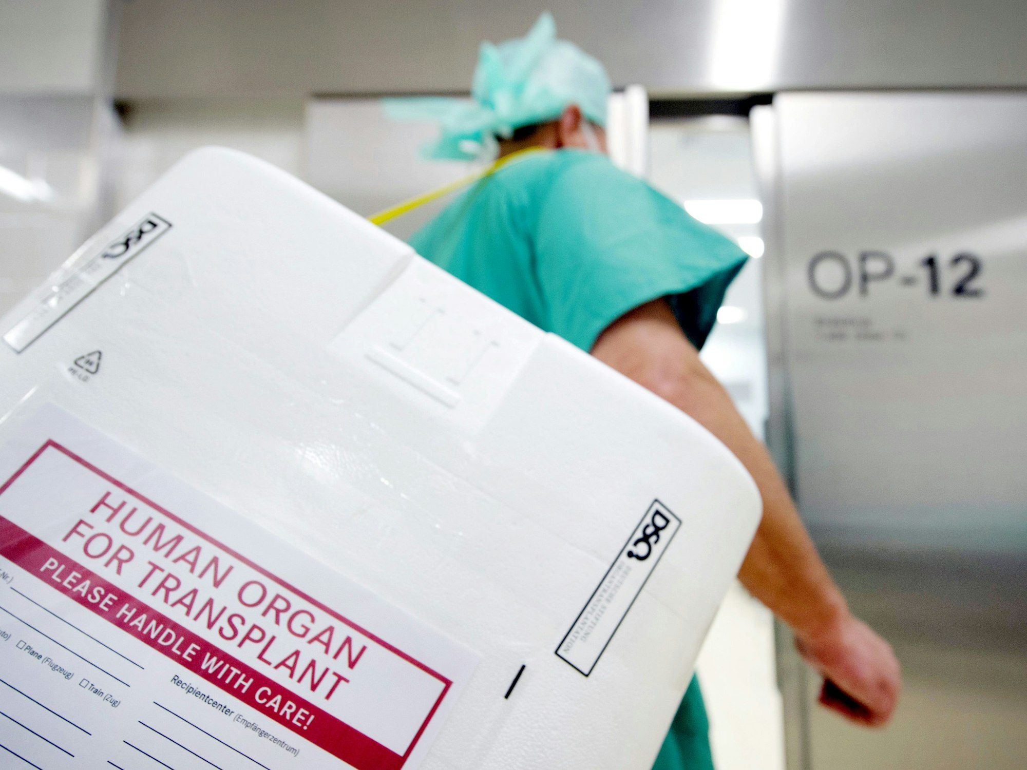 Ein Organ wird für eine Transplantation in den OP-Saal gebracht im Jahr 2012