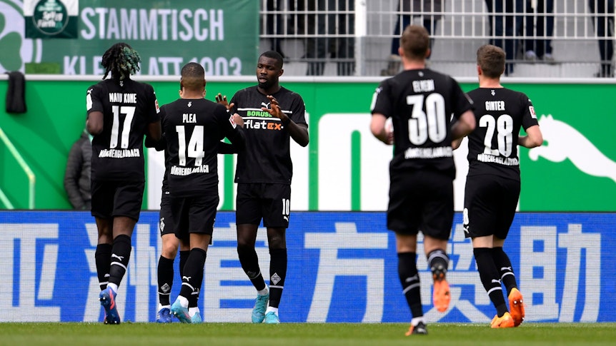 FUERTH, GERMANY - APRIL 09: Marcus Thuram of Borussia Moenchengladbach celebrates after scoring their side's first goal with team mates during the Bundesliga match between SpVgg Greuther Fuerth and Borussia Moenchengladbach at Sportpark Ronhof Thomas Sommer on April 09, 2022 in Fuerth, Germany. (Photo by Daniel Kopatsch/Getty Images)