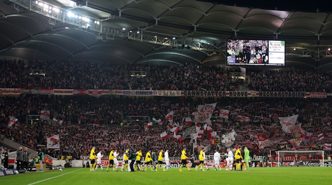 Die Mannschaften vom VfB Stuttgart und Borussia Dortmund laufen ein.
