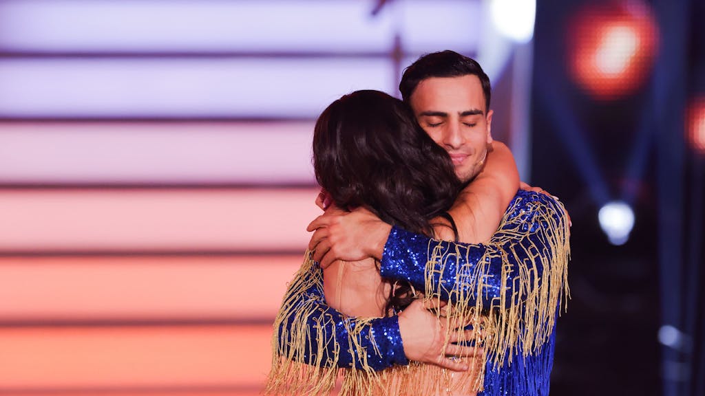 Timur Ülker, Schauspieler, und Malika Dzumaev, Profitänzerin, stehen in der RTL-Tanzshow «Let's Dance» im Coloneum. Das Paar scheidet aus.