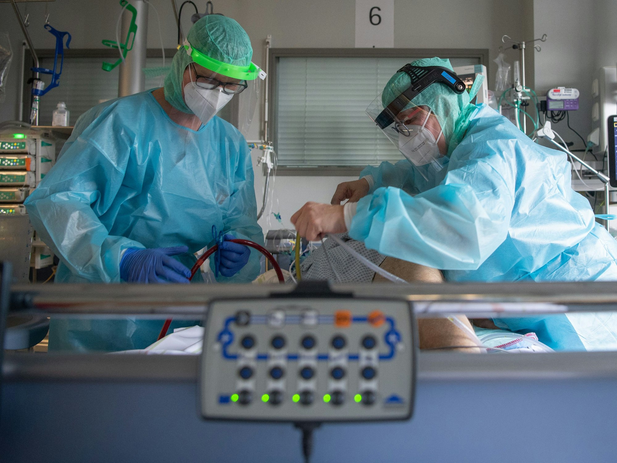 Intensiv-Pflegekräfte versorgt einen schwer an Corona erkrankten Patienten auf der Intensivstation des Klinikums in Fulda.