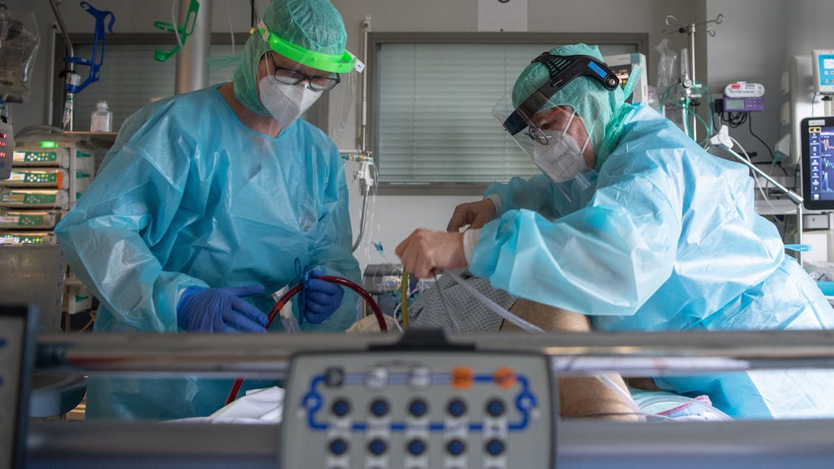 Intensiv-Pflegekräfte versorgt einen schwer an Corona erkrankten Patienten auf der Intensivstation des Klinikums in Fulda.