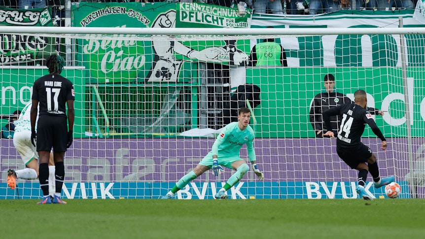 Alassane Plea im Elfmeterduell gegen den Fürther Keeper Andreas Linde. Aufgenommen während des Bundesligaspiels zwischen Greuther Fürth und Borussia Mönchengladbach am 9. April 2022.