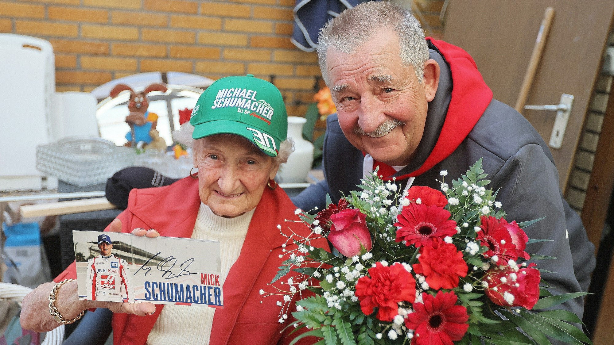 Erika Klütsch (83) und der Vorsitzende des Schumacher-Fanklubs, Reiner Ferling (70), in ihrer Wohnung in Kerpen