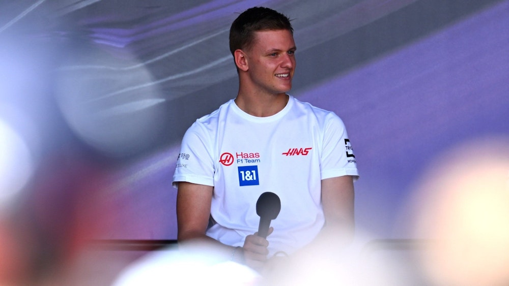 Mick Schumacher bei einem Presse-Termin der Formel 1auf der Bühne