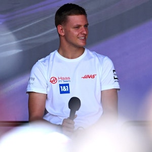 Mick Schumacher bei einem Presse-Termin der Formel 1auf der Bühne