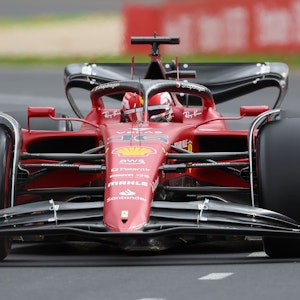Formel-1-Pilot Charles Leclerc in seinem Ferrari beim Training für den GP von Australien im April 2022.