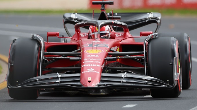 Formel-1-Pilot Charles Leclerc in seinem Ferrari beim Training für den GP von Australien im April 2022.