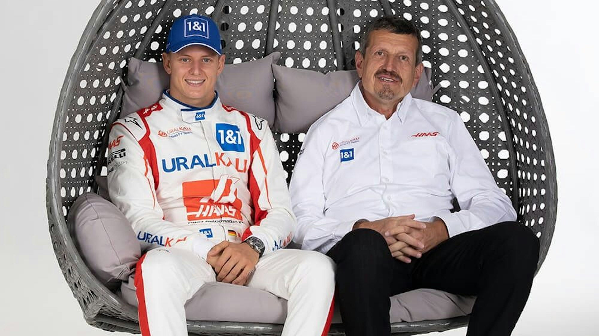 Mick Schumacher mit Haas-Teamchef Günther Steiner in einem Eier-Sessel