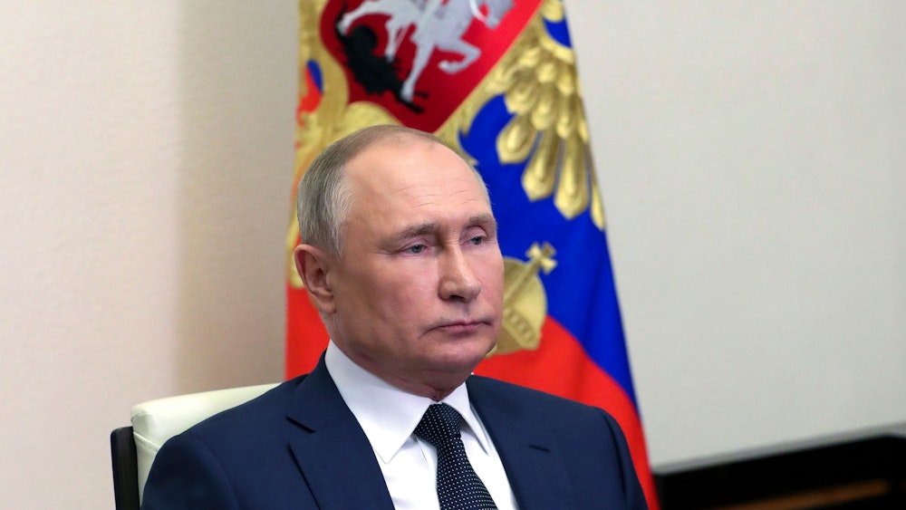 Das von der staatlichen russischen Nachrichtenagentur Sputnik via AP veröffentlichte Poolfoto zeigt Wladimir Putin, Präsident von Russland, der in seiner Residenz Nowo-Ogarjowo außerhalb von Moskau an einer Sitzung des Sicherheitsrates teilnimmt.