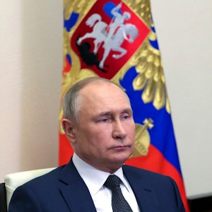 Das von der staatlichen russischen Nachrichtenagentur Sputnik via AP veröffentlichte Poolfoto zeigt Wladimir Putin, Präsident von Russland, der in seiner Residenz Nowo-Ogarjowo außerhalb von Moskau an einer Sitzung des Sicherheitsrates teilnimmt.