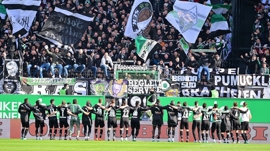 Borussia Mönchengladbach feiert gemeinsam mit den Fans den Sieg gegen Greuther Fürth am 9. April 2022.
