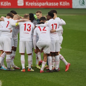 Die Mannschaft der U21 des 1. FC Köln bildet einen Spielerkreis.