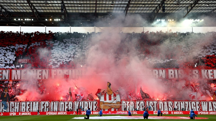 Die Ultras des 1. FC Köln zeigen gegen Mainz 05 eine Choreo.