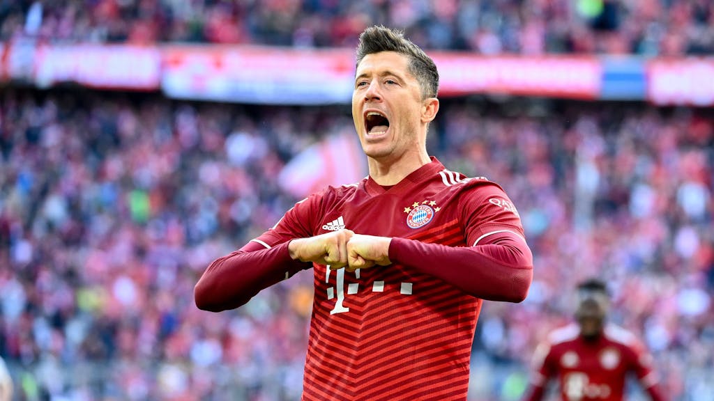 Bayern Münchens Robert Lewandowski jubelt über seinen Treffer zum 1:0 gegen den FC Augsburg