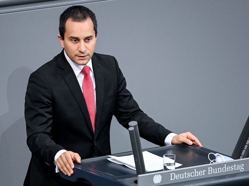 Mahmut Özdemir (SPD) spricht zu den Abgeordneten im Bundestag.