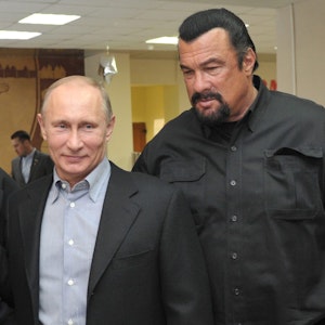 Steven Seagal und Russlands Präsident Putin 2013 in Moskau. Zusammen besuchten sie damals ein Zentrum für Kampfkunst. Seagal war für ein Konzert in Russland.