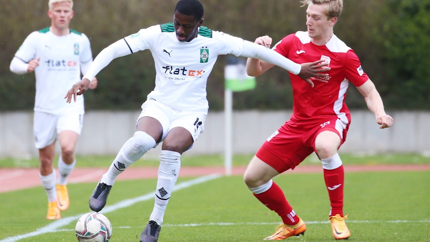 Am 9. April 2022 gab Mamadou Doucouré von Borussia Mönchengladbach (l.) nach 19-monatiger Verletzungspause endlich sein Comeback bei der U23. Das Spiel gegen RW Ahlen gewann der Nachwuchs mit 4:1.
