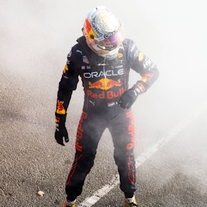 Max Verstappen steht nach seinem Aus beim Großen Preis von Australien neben seinem Red-Bull-Boliden.