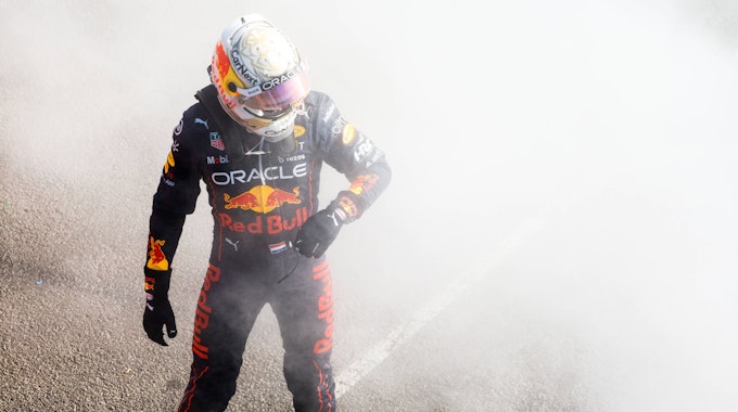 Max Verstappen steht nach seinem Aus beim Großen Preis von Australien neben seinem Red-Bull-Boliden.