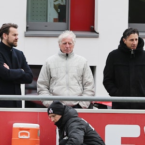 Thomas Kessler beobachtet das Training des 1. FC Köln.