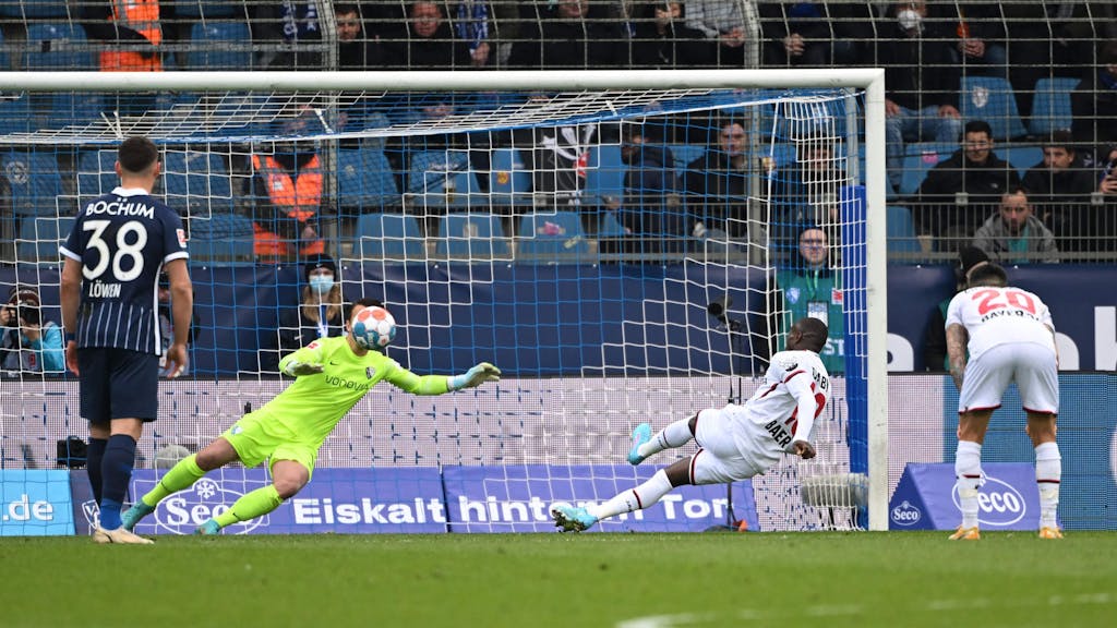 Moussa Diaby scheitert per kuriosem Elfmeter-Fehlschuss im Spiel von Bayer Leverkusen beim VfL Bochum.
