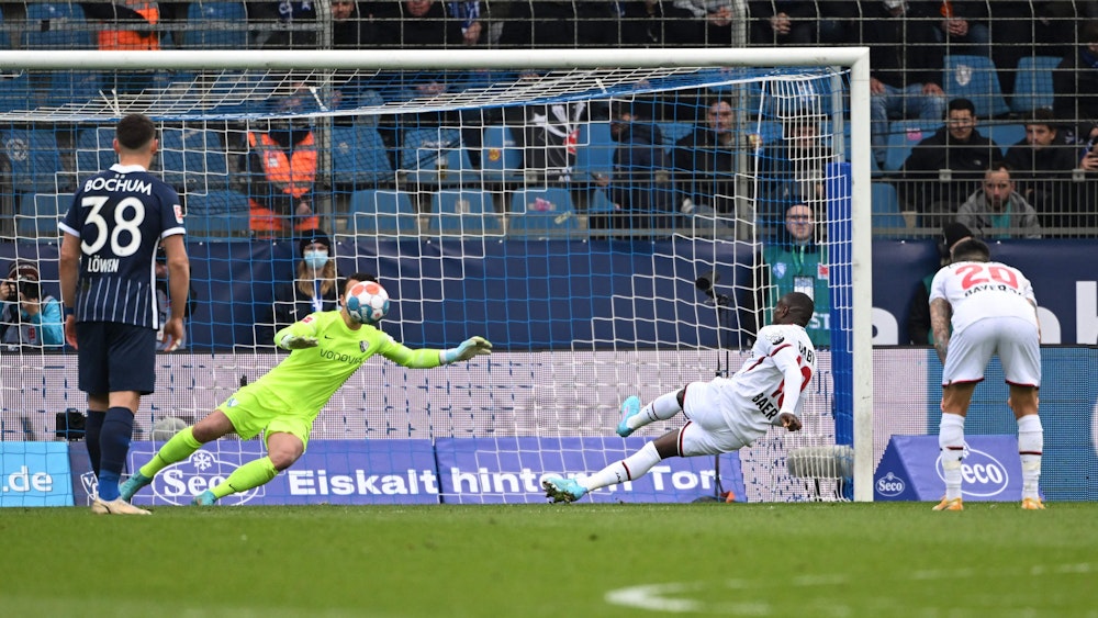 Moussa Diaby scheitert per kuriosem Elfmeter-Fehlschuss im Spiel von Bayer Leverkusen beim VfL Bochum.