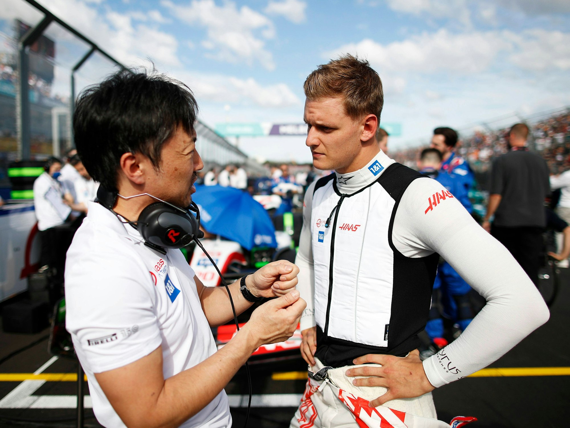 Mick Schumacher spricht vor dem Rennen mit dem Haas Chef-Ingenieur Ayao Komatsu.