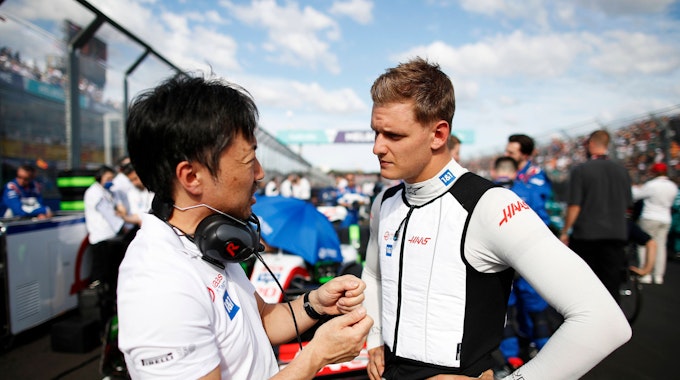 Mick Schumacher spricht vor dem Rennen mit dem Haas Chef-Ingenieur Ayao Komatsu.