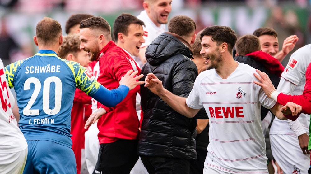Der 1. FC Köln um Jonas Hector feiert seinen Heimsieg gegen den FSV Mainz 05.