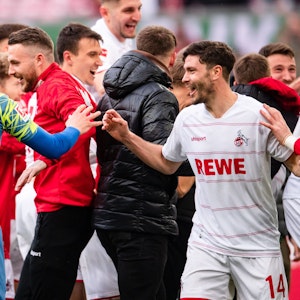 Der 1. FC Köln um Jonas Hector feiert seinen Heimsieg gegen den FSV Mainz 05.