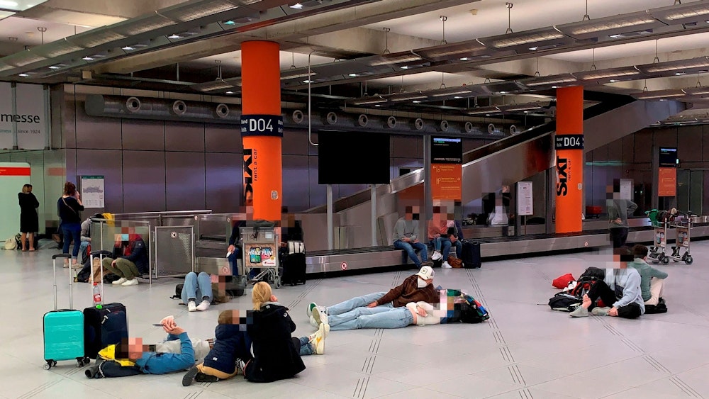 Fluggäste warten im Flughafen Köln/Bonn auf ihr Gepäck.