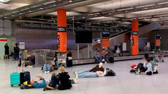 Fluggäste warten im Flughafen Köln/Bonn auf ihr Gepäck.